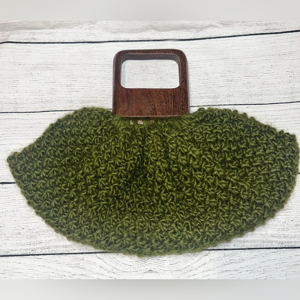 Adorable knit clutch